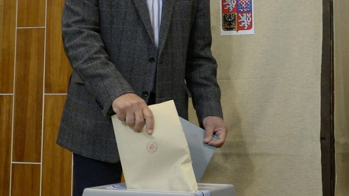 Bývalý prezident Václav Klaus odevzdal 11. října v Praze svůj hlas v komunálních volbách.