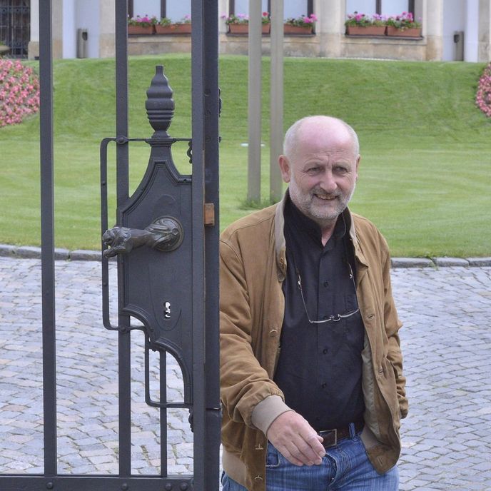 Bývalý ředitel České televize Jiří Balvín odchází 28. června z jednání s premiérem Jiřím Rusnokem v Kramářově vile. Balvín přijal místo ministra kultury v Rusnokově vládě. Je tak čtvrtým potvrzeným ministrem v novém úřednickém kabinetu. Bývalý ředitel České televize Jiří Balvín odchází 28. června z jednání s premiérem Jiřím Rusnokem v Kramářově vile. Balvín přijal místo ministra kultury v Rusnokově vládě. Je tak čtvrtým potvrzeným ministrem v novém úřednickém kabinetu.