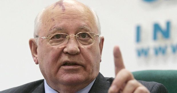 Gorbačov měl hodně těžkou noc. Přivolaní lékaři mu zakázali cestu do Prahy