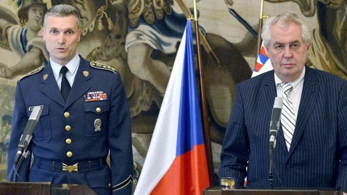 Bývalý velitel Hradni stráže Radim Studený a prezident Miloš Zeman
