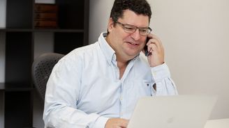 Apple už není jen pro vyvolené. Iphone je sice dražší, ale i bezpečnější a déle vám vydrží, říká Ivan Malík Apple už není jen pro vyvolené. Iphone je sice dražší, ale i bezpečnější a déle vám vydrží, říká Ivan Malík