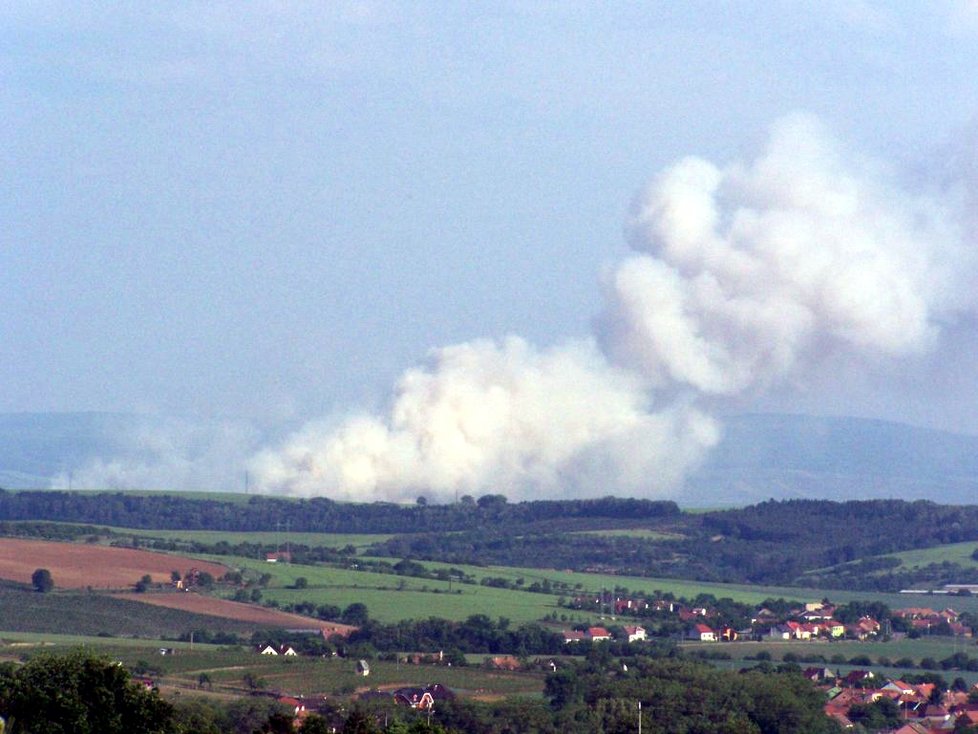 Sloupec dýmu z hořícího lesa byl na Hodonínsku vidět na kilometry daleko.