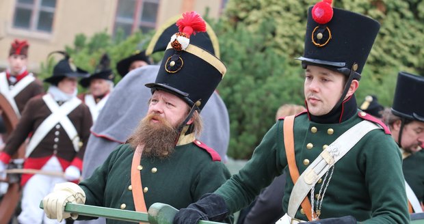 Sychravý mráz se nijak neprojevil v sobotu na Svatomartinských slavnostech v Bzenci, na rekordní počet vojáků čekaly davy návštěvníků.