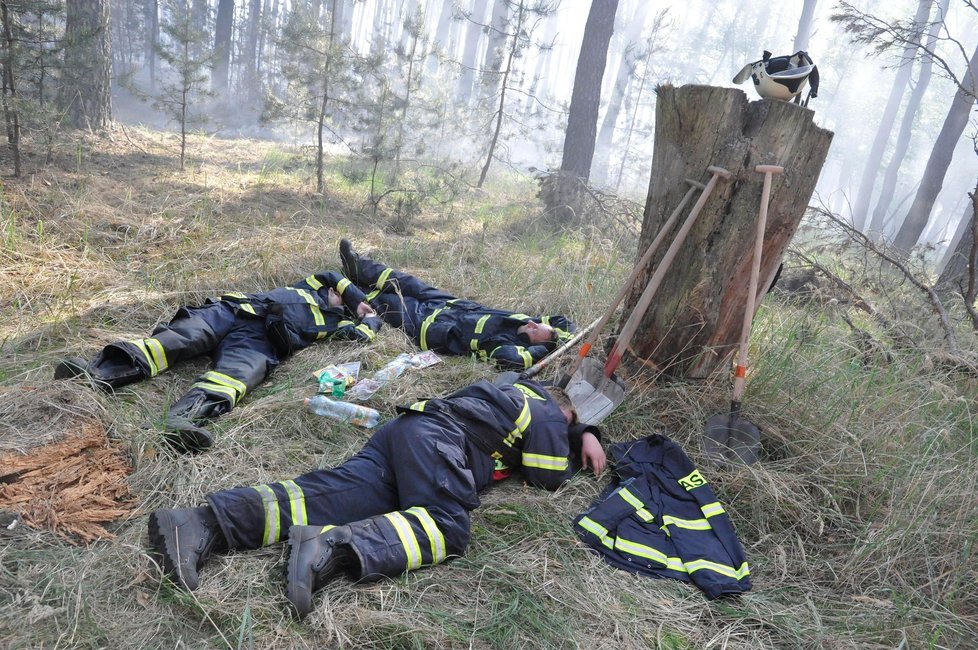 Unavení hasiči zasahující u obřího požáru Bzeneckého lesa