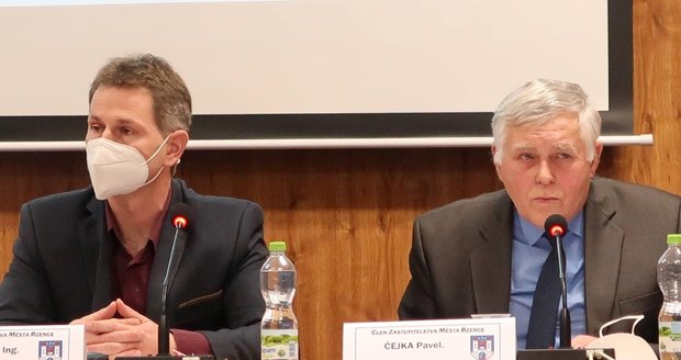 Starosta Pavel Čejka (vpravo) při posledním hlasování ve své funkci.