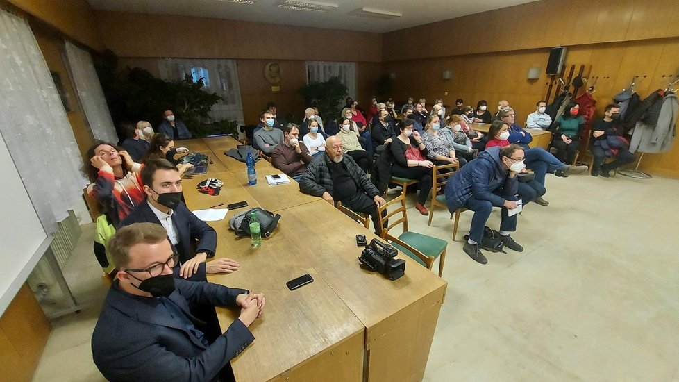 Jednání bzeneckého zastupitelstva přilákalo značnou pozornost veřejnosti.