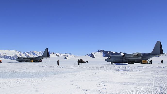 Chilské armádní letouny C-130 Hercules na základně v Antarktidě