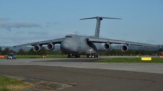 Dny NATO: Na leteckou přehlídku míří desetitisíce lidí, uvidí obří transportér C-5 i legendární B-52