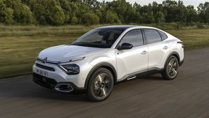 Citroën představil C4 X a ë-C4 X. Zajímavý crossover se začne prodávat na podzim