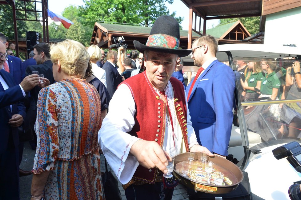 Tradiční slivovici z Bruntálu nalévá prezidentům od roku 1999 František Cáb, který jezdí na  agrosalon už od roku 1998. (23. 8. 2018)