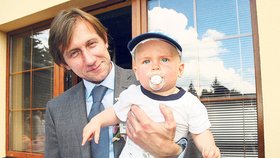 Duchoslav se těší z narození druhého syna. Na fotce je herec s prvorozeným Antonínem.