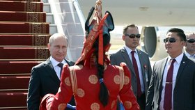 Prezidenti: Cachjagín Elbegdordž vítal Vladimira Putina v Ulánbátaru (2014)