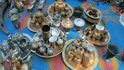 Na tzv. Velkém tržišti nabízejí prodejci jen tak na zemi tradiční čadské výrobky.