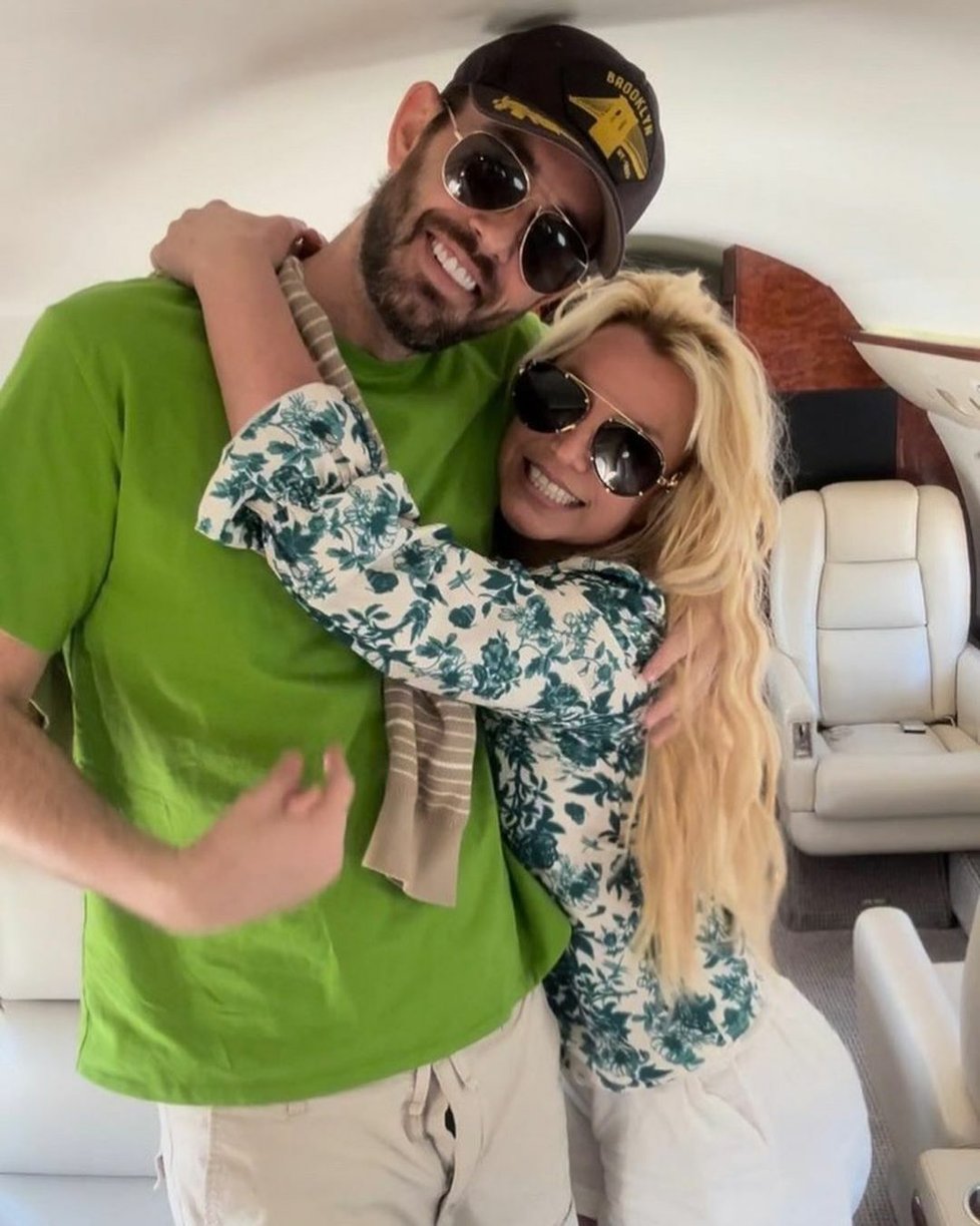 Britney Spears a její dlouholetý asistent Cade Hudson ve zpěvaččině soukromém tryskáči