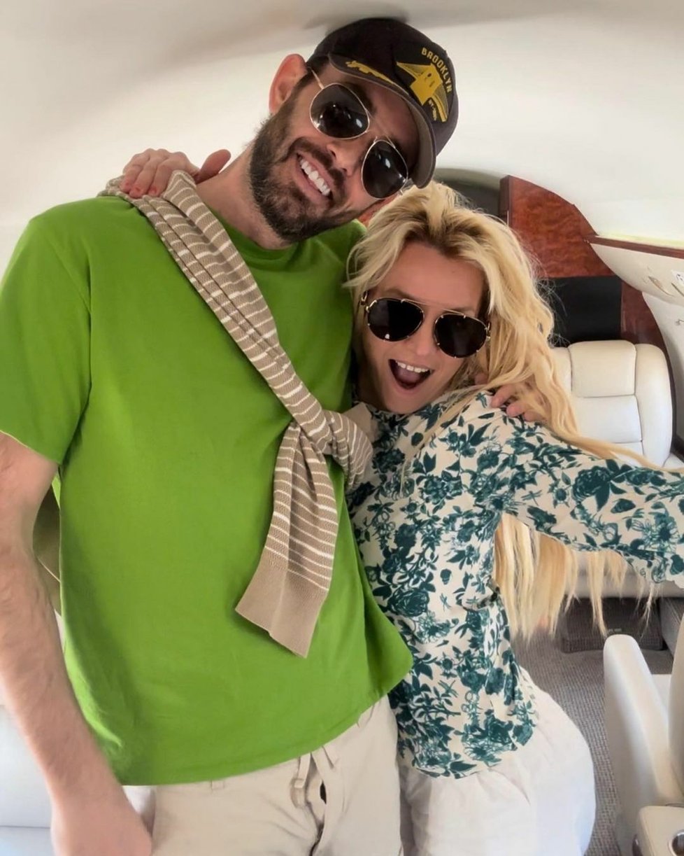 Britney Spears a její dlouholetý asistent Cade Hudson ve zpevaččině soukromém tryskáči