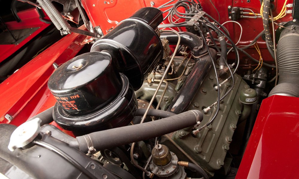 Všechny verze ročníku 1942 poháněl motor V8 s objemem 5 675 cm3 a výkonem 150 koní.