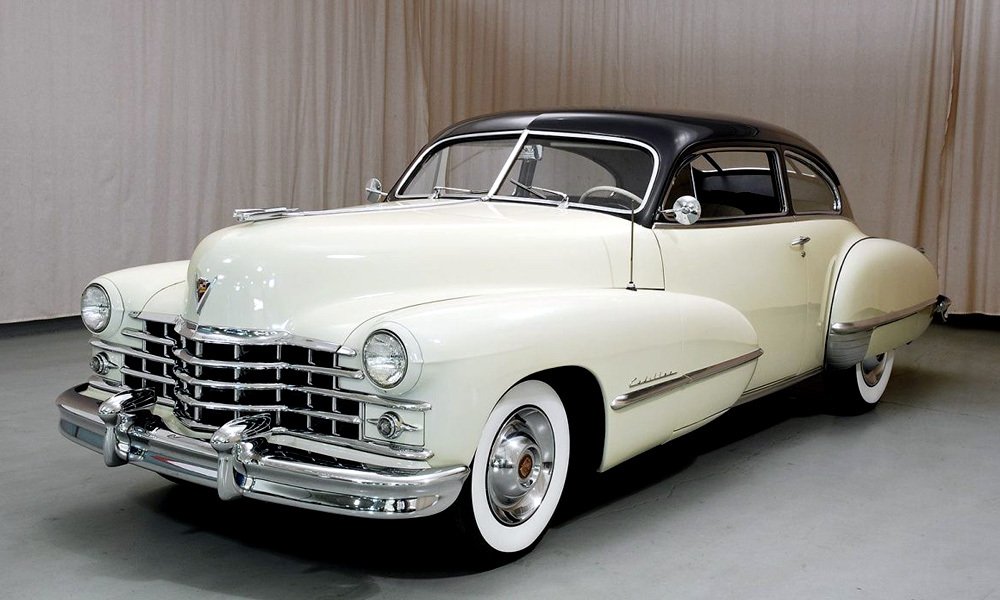 Cadillac série 62 se v roce 1942 nabízel také v podobě dvoudveřového kupé Sedanet.