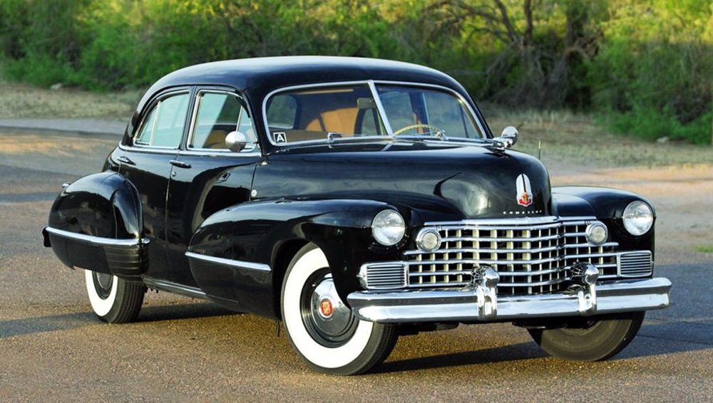 Sedan Cadillac 62 z roku 1942 se čtyřmi bočními okny. Pokud nebyly požadovány mlhovky, nahradily je vroubkované chromované kryty.