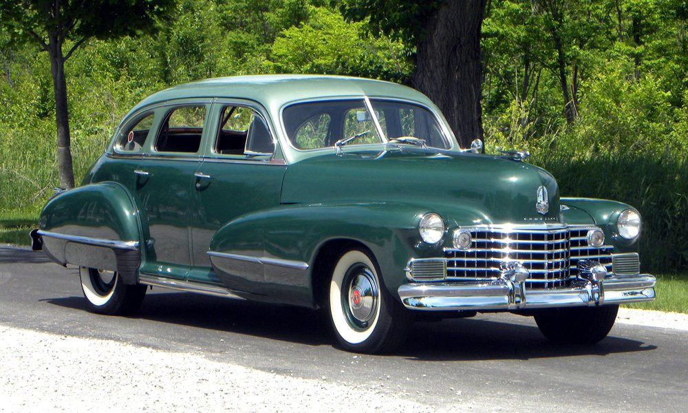 Sedan Cadillac 62 ročník 1942 se šesti bočními okny.