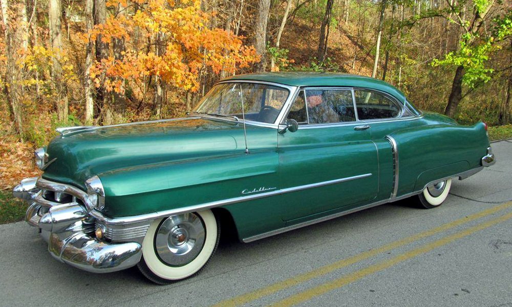 Cadillac 62 Hardtop Coupe z roku 1953 s vodorovnými bočními lištami probíhajícími od světlometů až pod kliky dveří.