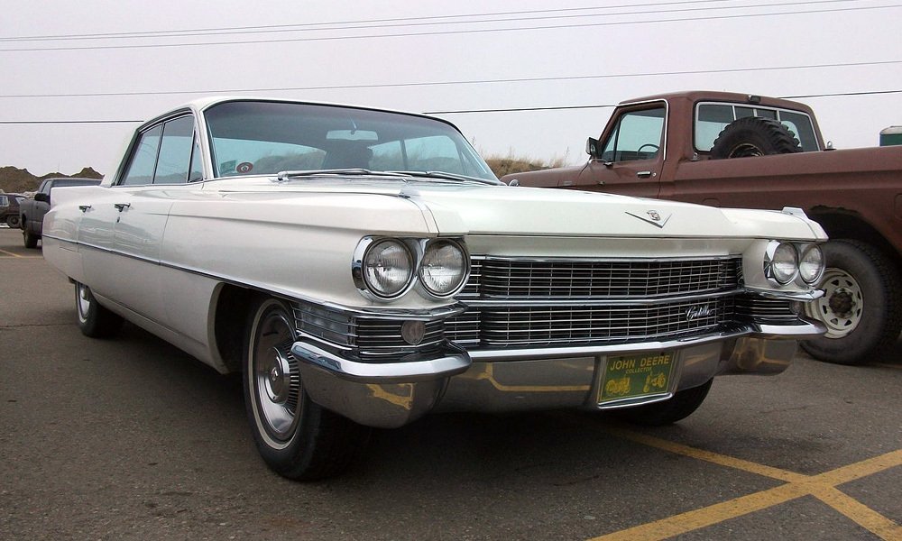 Cadillac 1963 měl novou „dvoupatrovou“ přední masku, sahající až pod dvojité světlomety a do boků.