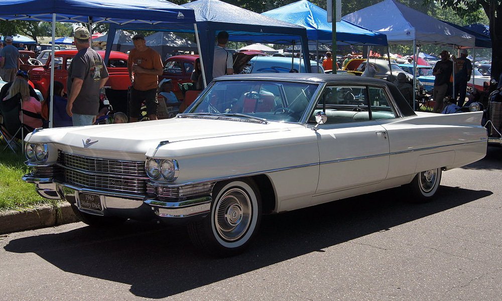 Dvoudveřový Cadillac Coupe de Ville se střechou potaženou vinylem.