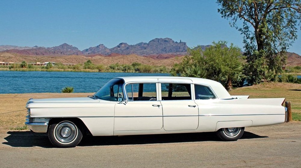 Cadillac Fleetwood 75 měl panoramatické přední okno a sloupky A se záporným sklonem. Dveře zasahovaly do střechy.