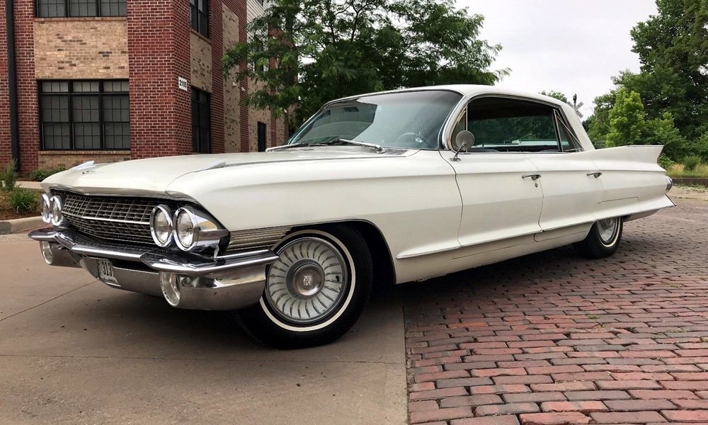 Samostatnou sérii tvořil čtyřdveřový hardtop Cadillac Sixty Special Fleetwood s větracími okénky u oken všech dveří.