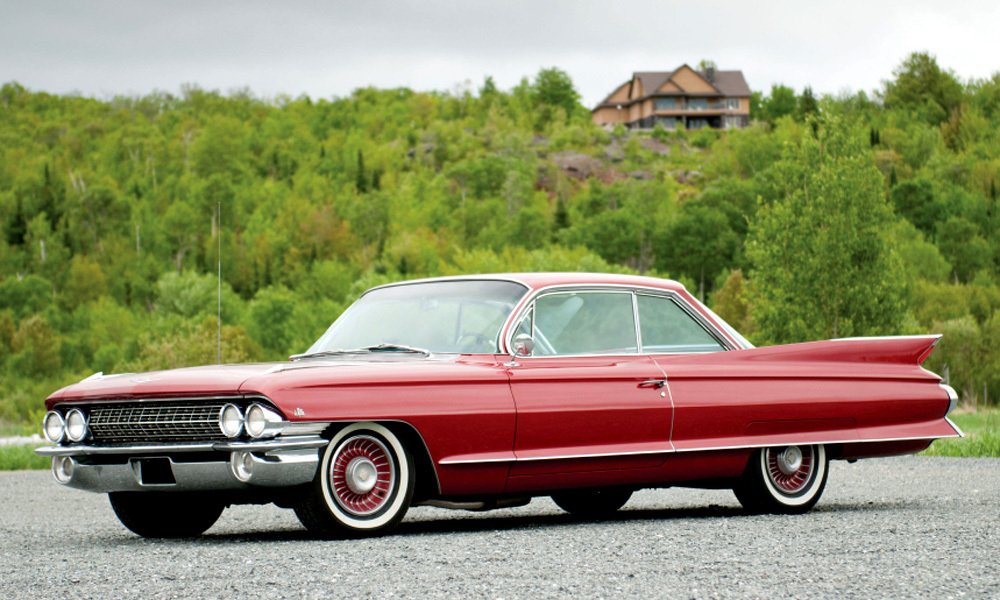 Na dvoudveřový hardtop Cadillac 62 Coupe de Ville si zákazník musel připravit nejméně 5 250 dolarů.