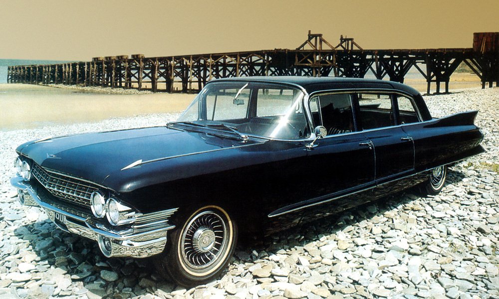 Devítimístný sedan Cadillac Fleetwood Seventy-Five měl rozvor náprav prodloužený na 3805 mm.