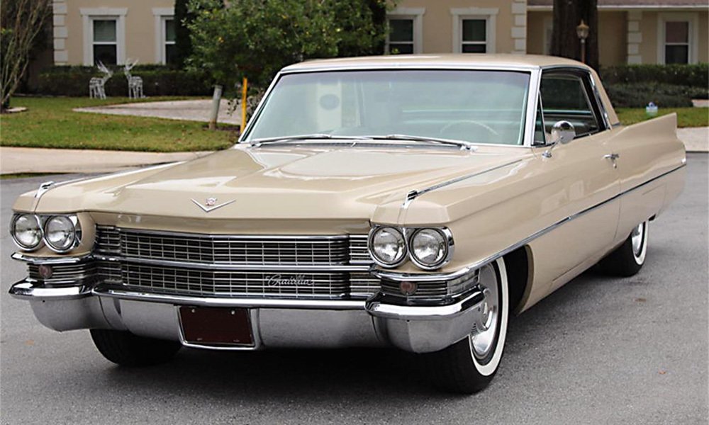 Cadillac měl v roce 1963 stejný rozvor 3289 mm, ale délka narostla na 5664 mm a zadní ploutve byly nižší