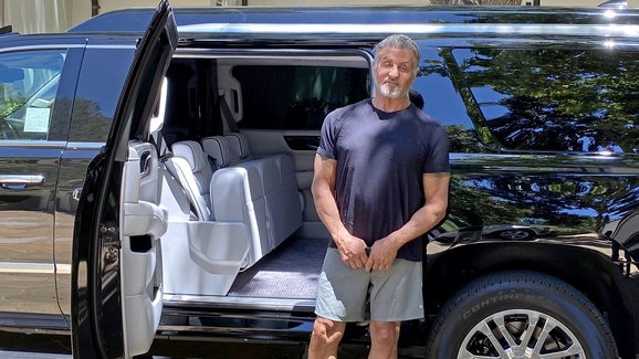 Na prodej je zajímavě upravený Cadillac Escalade. Objednal si ho Sylvester Stallone