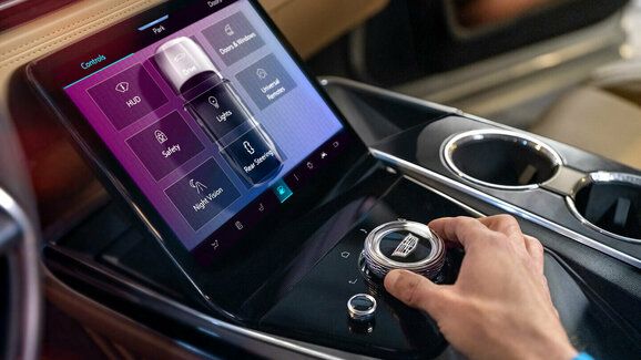 Automobilky špehují řidiče a data prodávají. Co se s nimi pak děje?