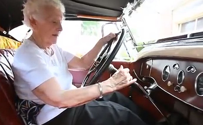 Stoletá dáma jezdí o dvacet let mladším Packardem (video)