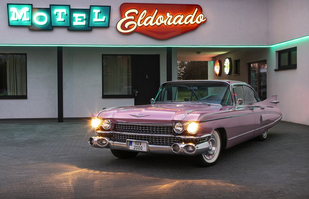Cadillac Sixty Special Fleetwood (1959)Důležitá je dobrá společnost. I proto caddy často parkuje u motelu Eldorado v Mikulově.
