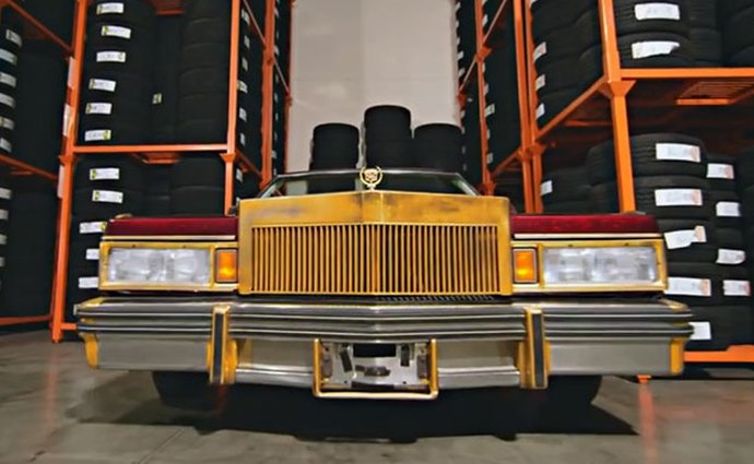Nový klip od Macklemore paroduje stereotypy majitelů starších Cadillaců