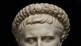 Caesar měl se svojí domnělou homosexualitou nepříjemnosti.