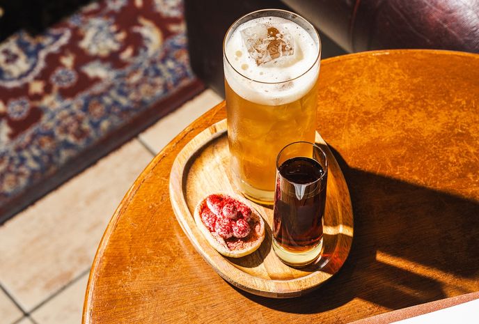 Autor drinku Marhaňský ples se cítí nejšťastnější na Slovensku, když si v tamní Sokolovně dá pivo a panáka. Jeho recepturu ochutnáte v Café Baru Pilotů. Autor drinku Marhaňský ples se cítí nejšťastnější na Slovensku, když si v tamní Sokolovně dá pivo a panáka. Jeho recepturu ochutnáte v Café Baru Pilotů.
