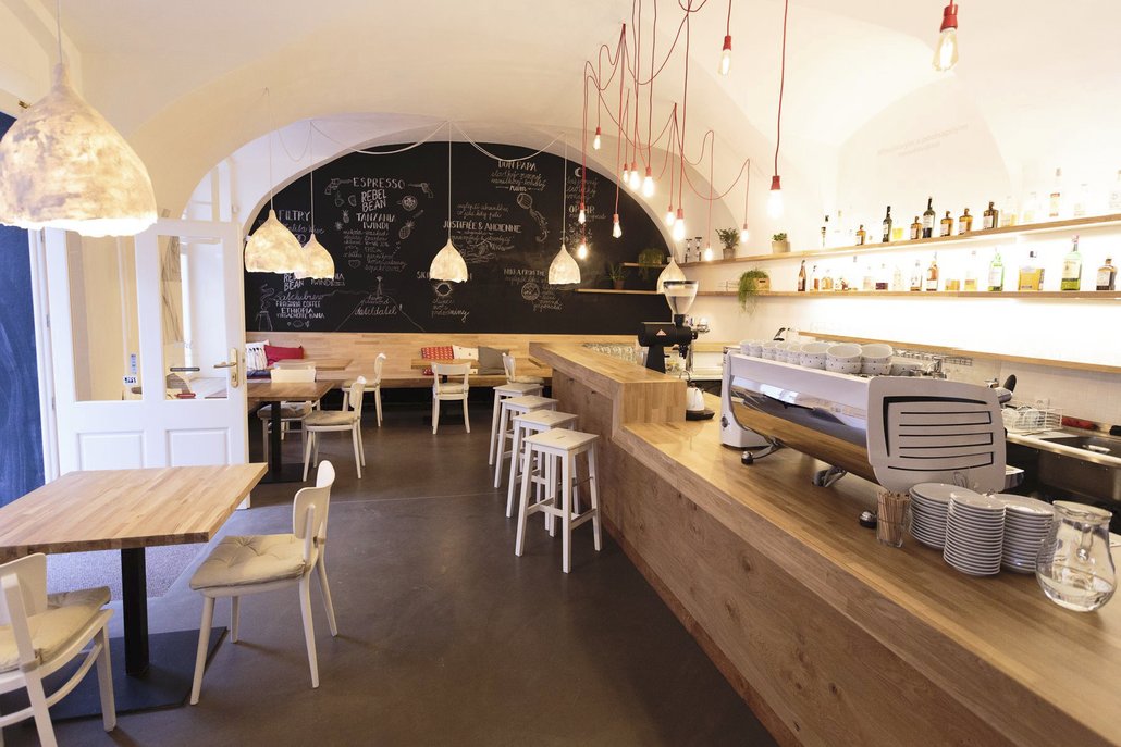 Café Datel je zařízené v čistém městském stylu
