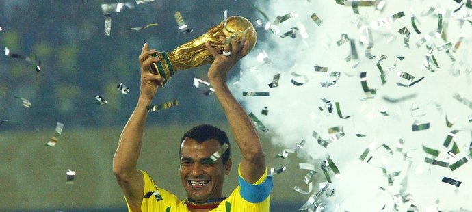 Bývalý kapitán fotbalové Brazílie Cafú je dvojnásobným mistrem světa