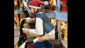 Největší caganer na světě, 6 metrů vysoká figura, je vystaven v barcelonském obchodním domě Mall
