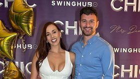 Cage a Olivia, manželský pár, který je již 5 let hrdými swingery