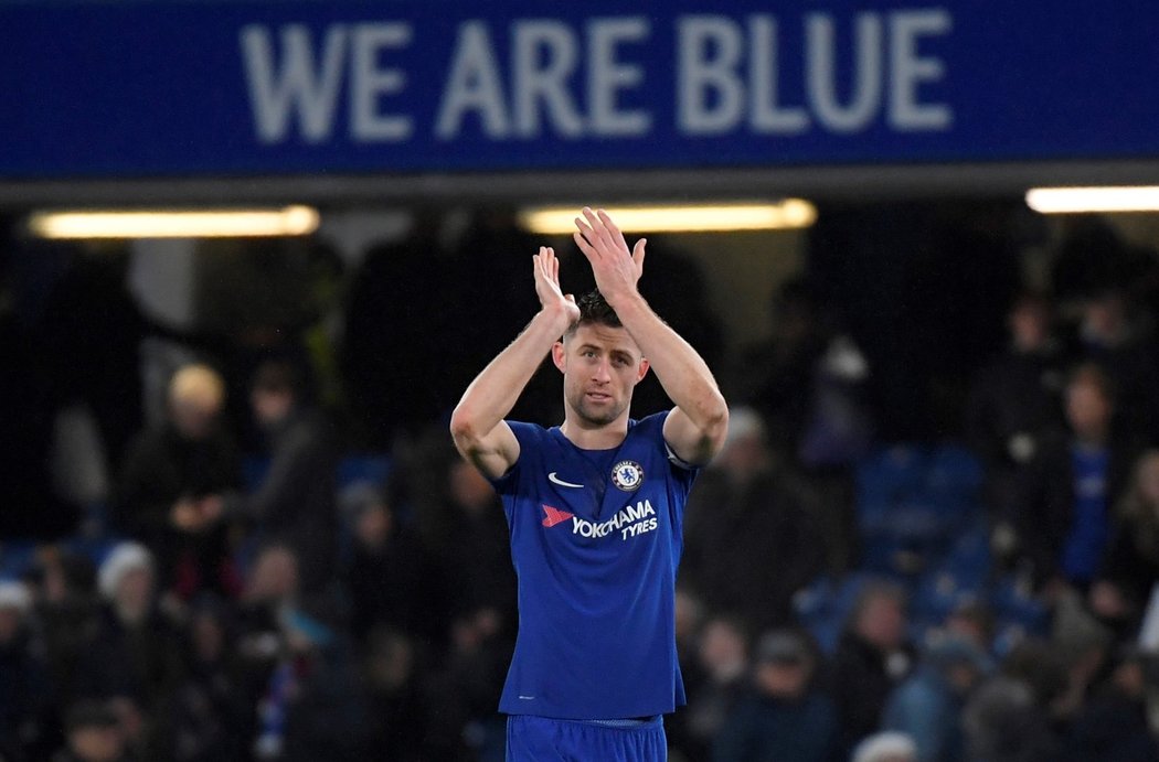 Gary Cahill děkuje domácím fanouškům za podporu