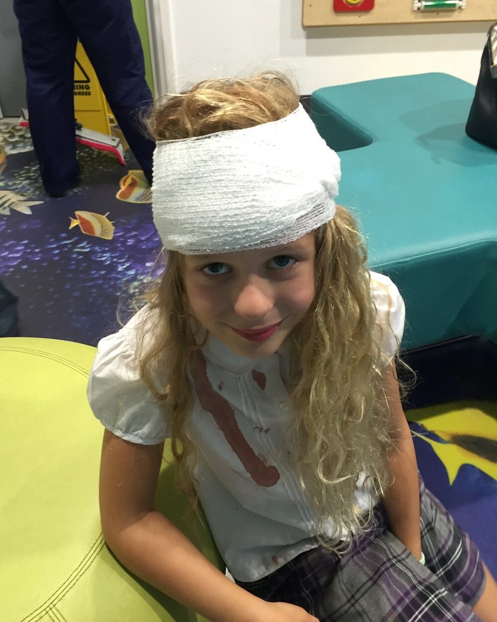 Britka Caitlin Burkhillová v roce 2016 při skočila špatně na trampolíně, narazila do kamenné zdi a poranila si hlavu.