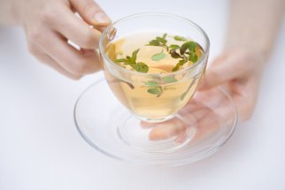 Nejlepší bylinky na ženské potíže. Porazí bolestivou menstruaci i záněty Nejlepší bylinky na ženské potíže. Porazí bolestivou menstruaci i záněty