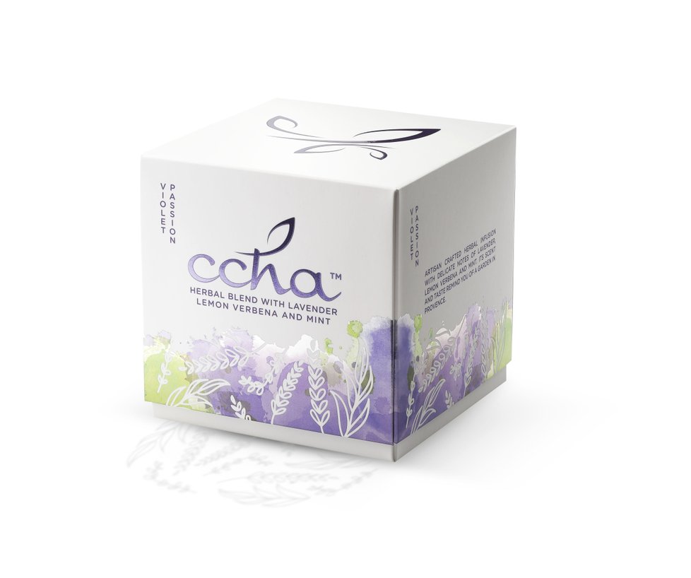 Čaj Violet Passion s levandulí, citronovou verbenou a mátou připomíná zahradu Provence, CCHA Voyage, 389 Kč, koupíte na https://eshop.cchatea.com  nebo v CIPA Store.