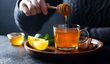 Med můžete přidávat i do horkého čaje. Krátkodobě snese i vyšší teploty, aniž by se v něm zničily účinné látky.