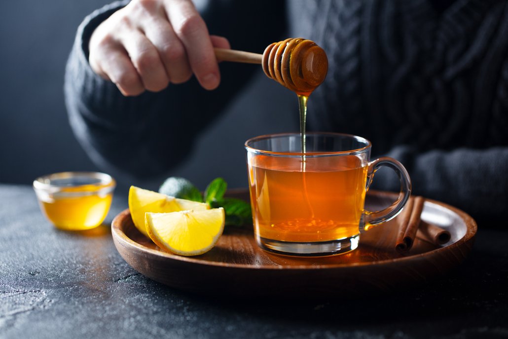 Med můžete přidávat i do horkého čaje. Krátkodobě snese i vyšší teploty, aniž by se v něm zničily účinné látky.