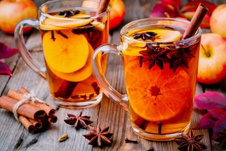 Domácí podzimní čaje: Zahřejí vás, zlepší náladu a některé umí i léčit