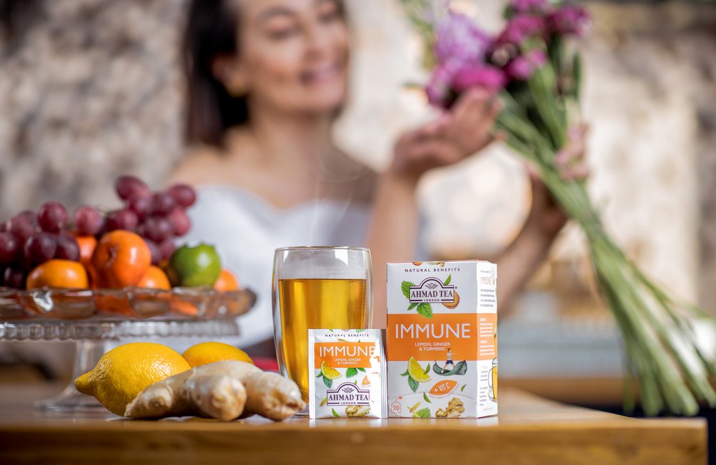 Funkční čaj AHMAD TEA z řady NATURAL BENEFITS určený na posílení imunity obsahuje zázvor, verbenu, kopřivu, kurkumu a také vitamin C.